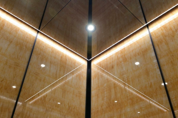 plafond-avec-miroir-dans-un-ascenseur