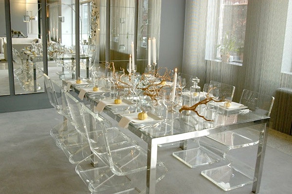chaises-transparentes-table-salle-de-déjeuner-luxueuse-table-et-chaises-transparentes