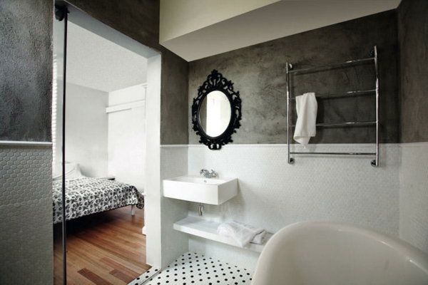 miroir-baroque-oval-dans-une-salle-de-bains