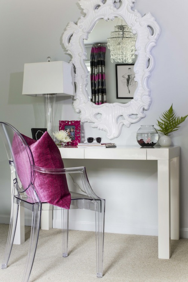 miroir-baroque-table-coiffeuse-et-une-chaise-transparente-moderne