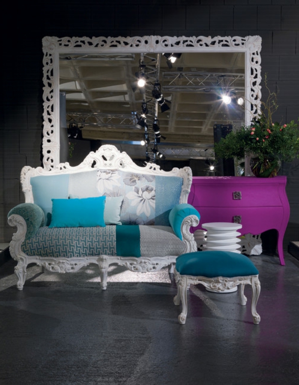 miroir-baroque-un-grand-miroir-baroque-sofa-vintage-en-blanc-et-bleu