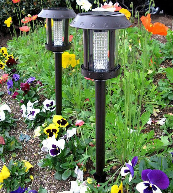 Les lampes solaires de jardin éclairage joli et écologique pour l