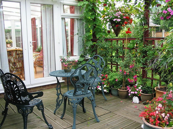salon-de-jardin-en-aluminium-un-jardin-avec-treillis