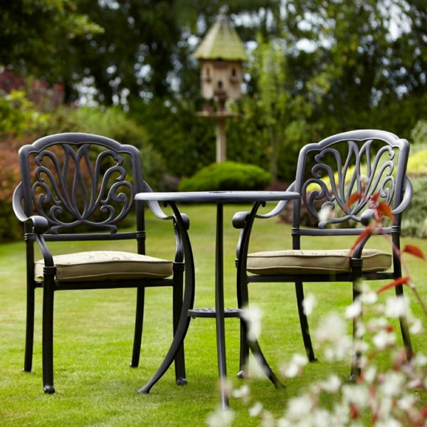 salon-de-jardin-en-aluminium-une-petite-table-et-deux-chaises-en-aluminium-forgé