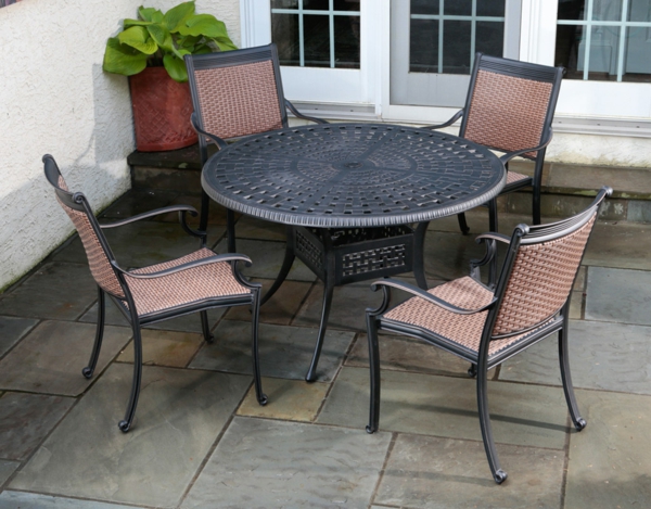 salon-de-jardin-en-aluminium-une-table-ronde-et-quatre-chaises-en-aluminium-noir