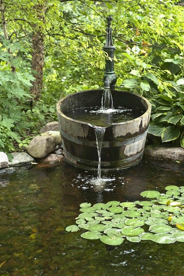 https://archzine.fr/wp-content/uploads/2015/04/fontaine-pour-bassin-fontaine-rustique-dans-le-jardin.jpg