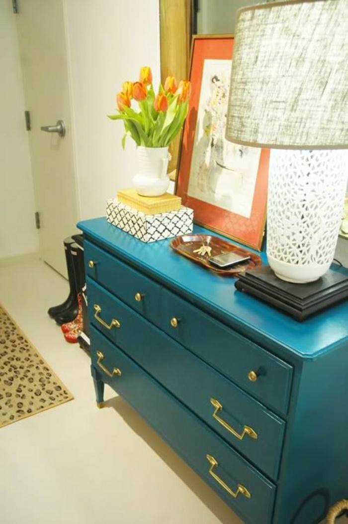1-meuble-d-appoint-commode-en-bois-bleu-fleurs-lampe-décorative-blanche