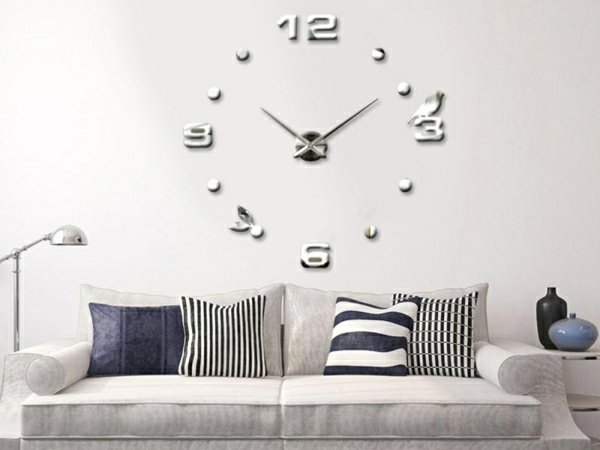 La-decoration-de-vos-murs-avec-stickers-sofa-coussins-horloge