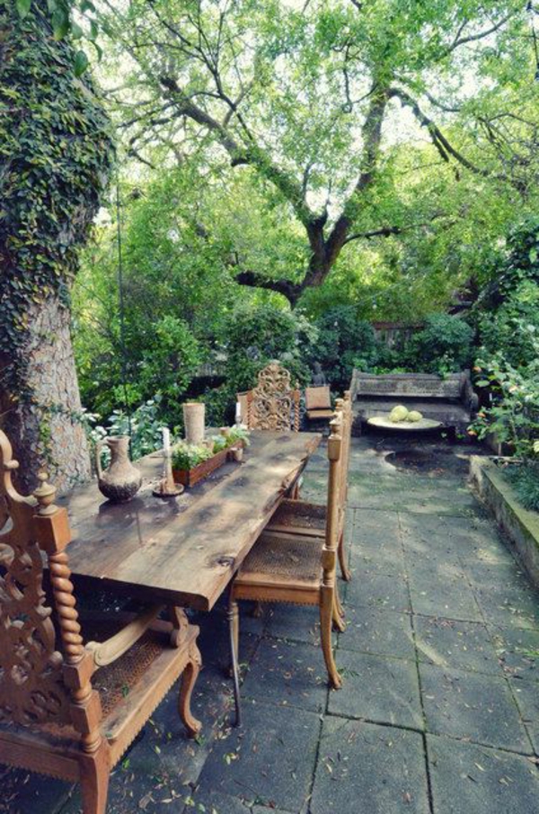 grandes-tables-de-jardin-en-bois-arbres-verts