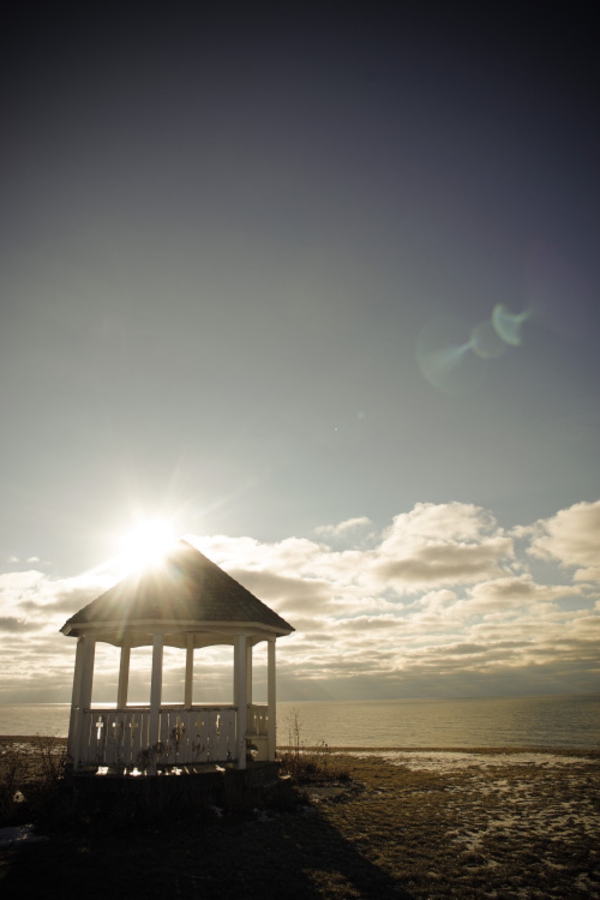 kiosque-en-bois-sur-la-plage-soleil-coucher-de-soleil
