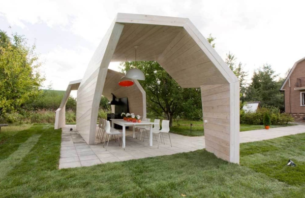 kiosque-moderne-tables-chaises-de-jardin-pelouse-verte-maison-cour