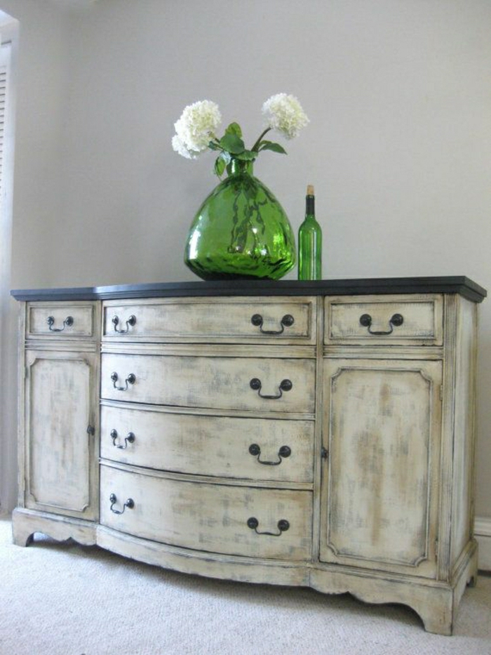 meuble-d-appoint-commode-en-bois-blanc-fleurs-blancs-meuble-en-bois-vintage