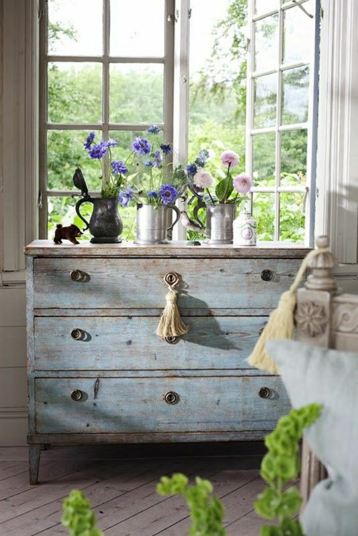 meuble-d-appoint-commode-en-bois-de-style-vintage-fenetre-belle-vue-jardin