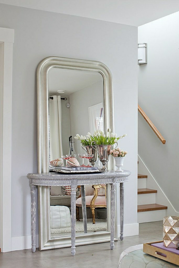 meuble-d-appoint-élégant-fleurs-miroir-grand-escalier-couloir-sol-en-lin-gris
