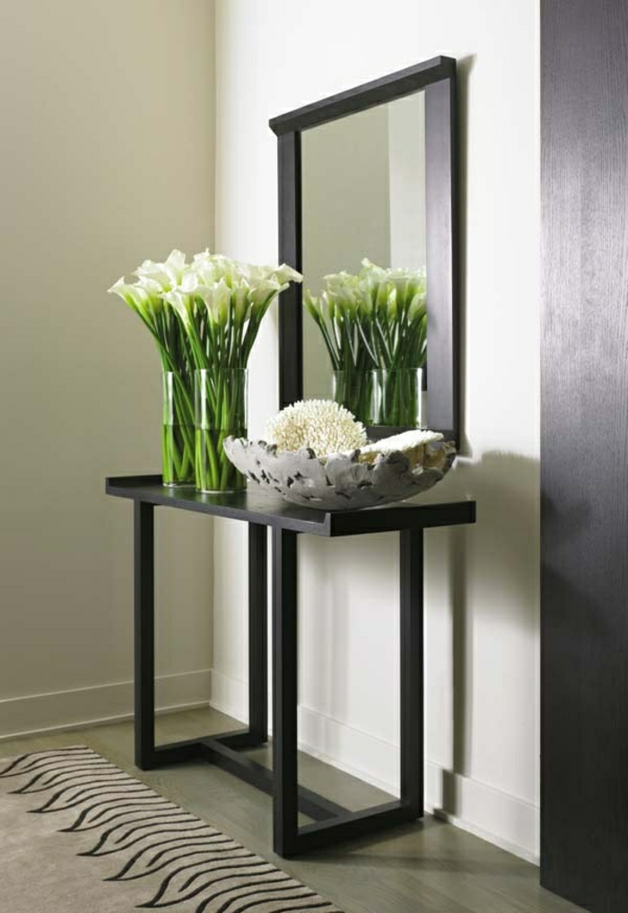 meuble-d-entrée-en-bois-gris-fleurs-blanc-miroir-sol-en-lin-tapis-murs-blancs