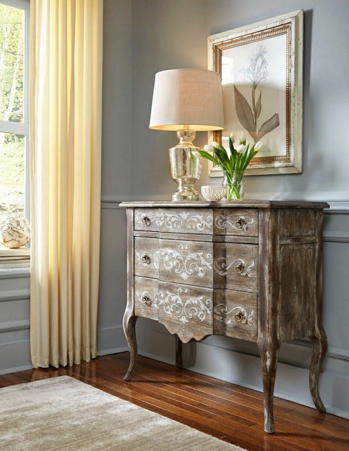 meuble-entrée-en-bois-d-appoint-lampe-décorative-blanche-fleurs-rideaux-longs-beige