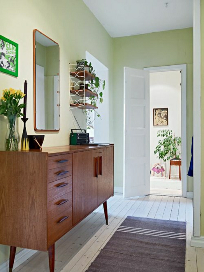 meubles-rétro-commode-en-bois-d-entrée-fleurs-miroir-couloir-tapis-sol-en-plancher