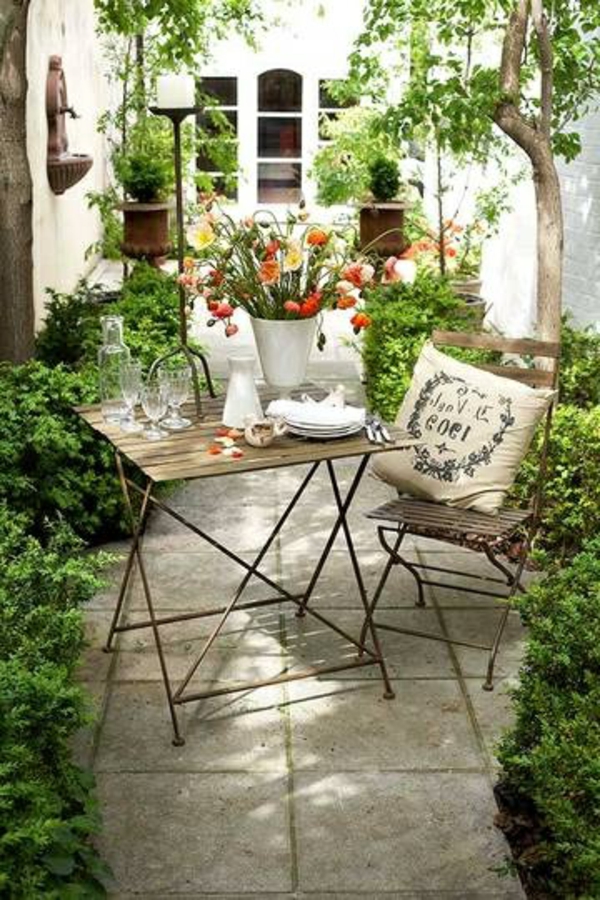 petit-jardin-tables-de-jardin-chaises-en-fer