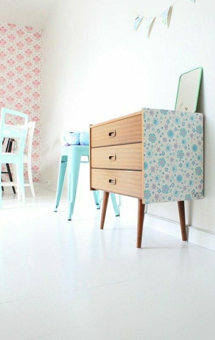 petit-meuble-en-bois-bleu-chaise-plastique-mur-blanc-rose-chambre-enfant