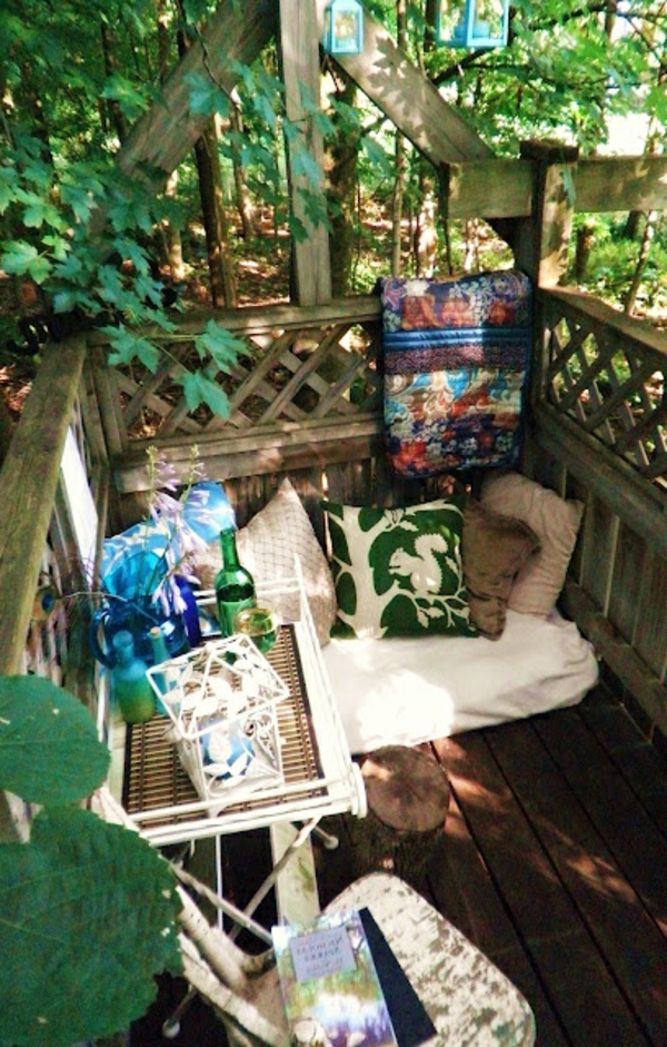 petite-table-de-jardin-coin-de-jardin-magnifique-balcony-en-bois