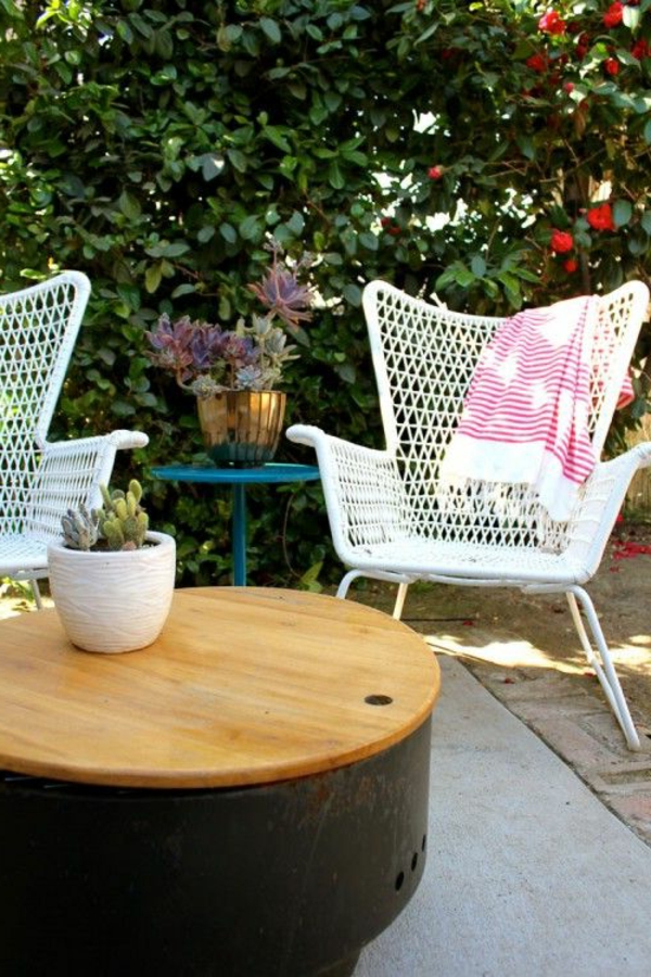 petite-table-de-jardin-en-bois-chaise-en-fer-blanc