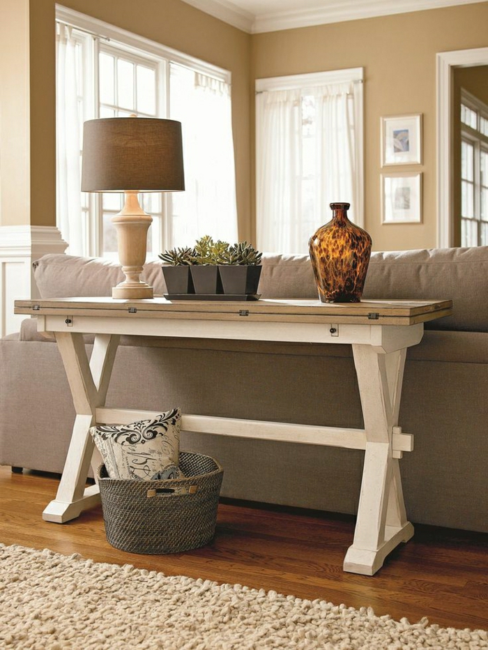 table-d-appoint-salon-confortable-canapé-beige-plantes-lampe-de-chevet