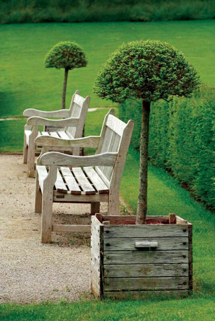 1-banc-de-jardin-en-bois-meubles-de-jardin-banquette-maison-du-monde-pelouse-verte