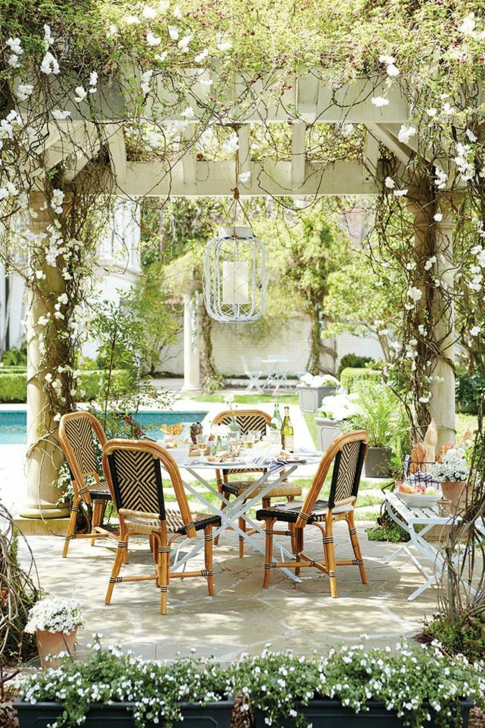 1-joli-jardin-ensemble-table-et-chaises-de-jardin-en-bois-fleurs-dans-le-jardin-meubles-piscine