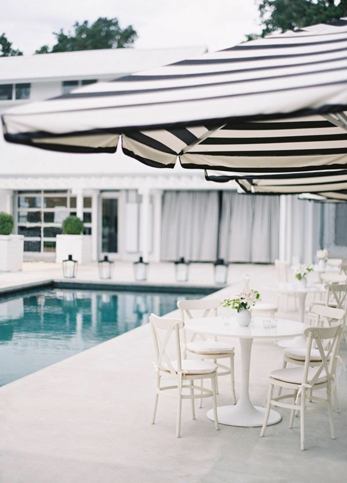1-joli-pergola-de-jardin-parasol-rectangulaire-de-couleur-blanc-noir-piscine-devant-la-maison