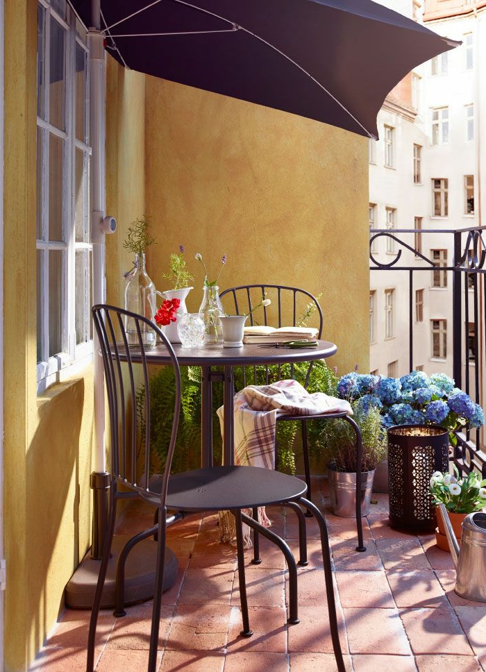 1-parasol-de-balcon-noir-parasol-rectangulaire-joli-balcon-avec-fleurs