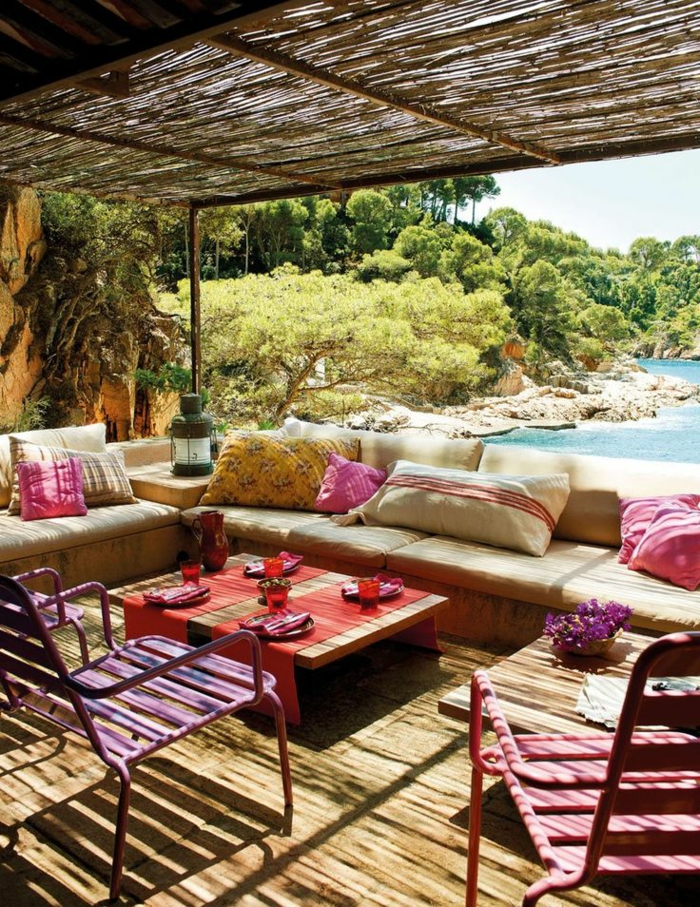 1-table-et-chaises-de-jardin-belle-vue-vers-la-mer-sol-en-bois-meubles-de-jardin