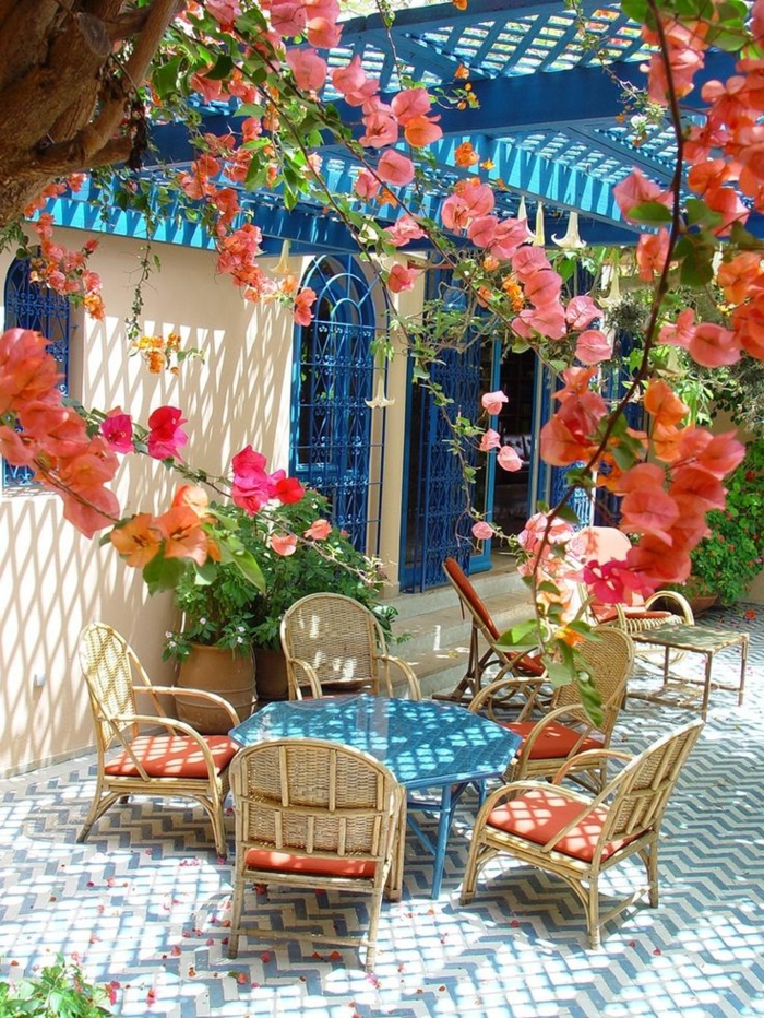 1-tables-et-chaises-de-jardin-ensemble-table-et-chaise-pour-le-jardin-cour-avec-fleurs