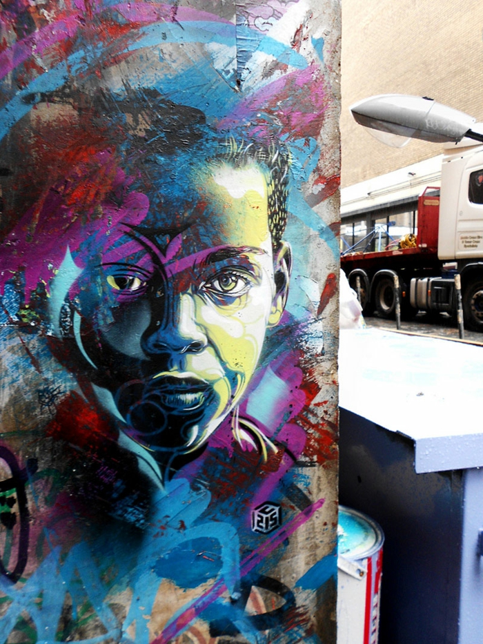Art-urbain-C215-street-artiste-le-couleur-violet-et-bleu-gare-endroit