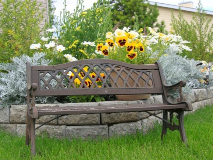 banc-de-jardin-beige-pelouse-verte-banc-de-jardin-moderne-mobilier-de-jardin
