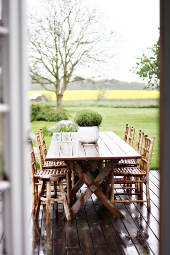 ensemble-table-et-chaises-de-jardin-un-joli-jardin-pelouse-verte-meubles-en-bois
