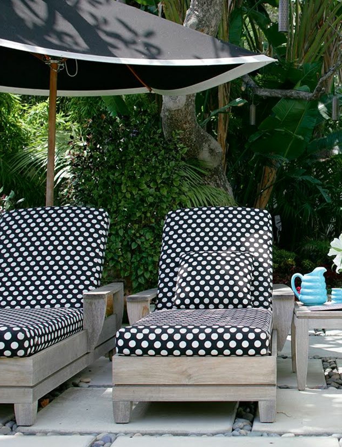 joli-parasol-de-jardin-parasol-rectangulaire-de-couleur-noir-pour-le-piscine-devant-la-maison