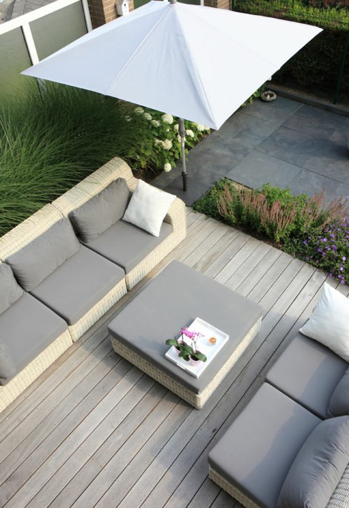 meubles-de-jardin-gris-sol-en-plancher-joli-jardin-parasol-rectangulaire-grise