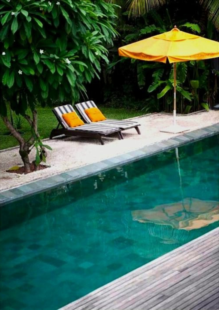 parasol-orange-parasol-rectangulaire-avec-piscine-maison-avec-piscine-joli-jardin