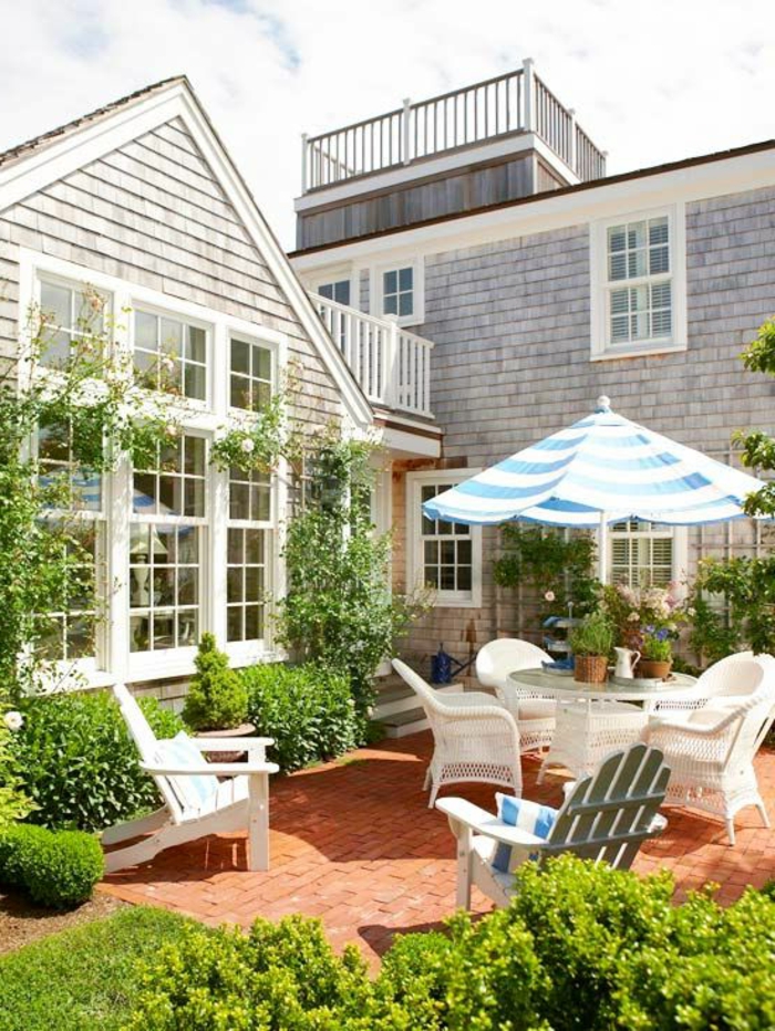 parasol-rectangulaire-a-rayures-blanc-bleus-meubles-de-jardin-jolie-maison