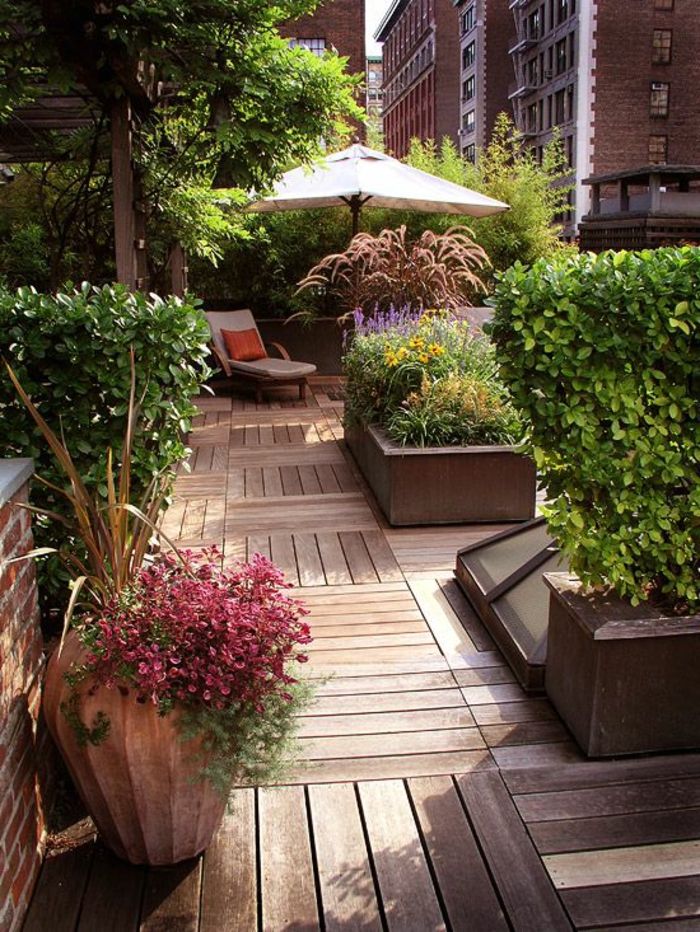 sol-en-plancher-sol-en-bois-jardin-parasol-de-balcon-blanc-balcon-avec-fleur