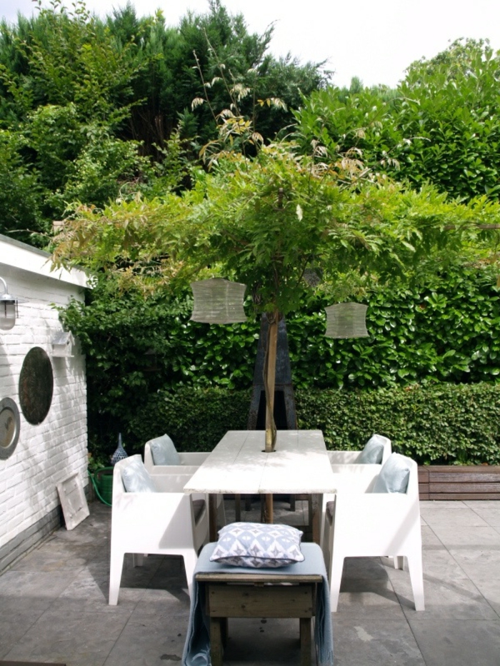 table-et-chaises-de-jardin-en-bois-ensemble-table-et-chaise-de-jardin-cour-moderne