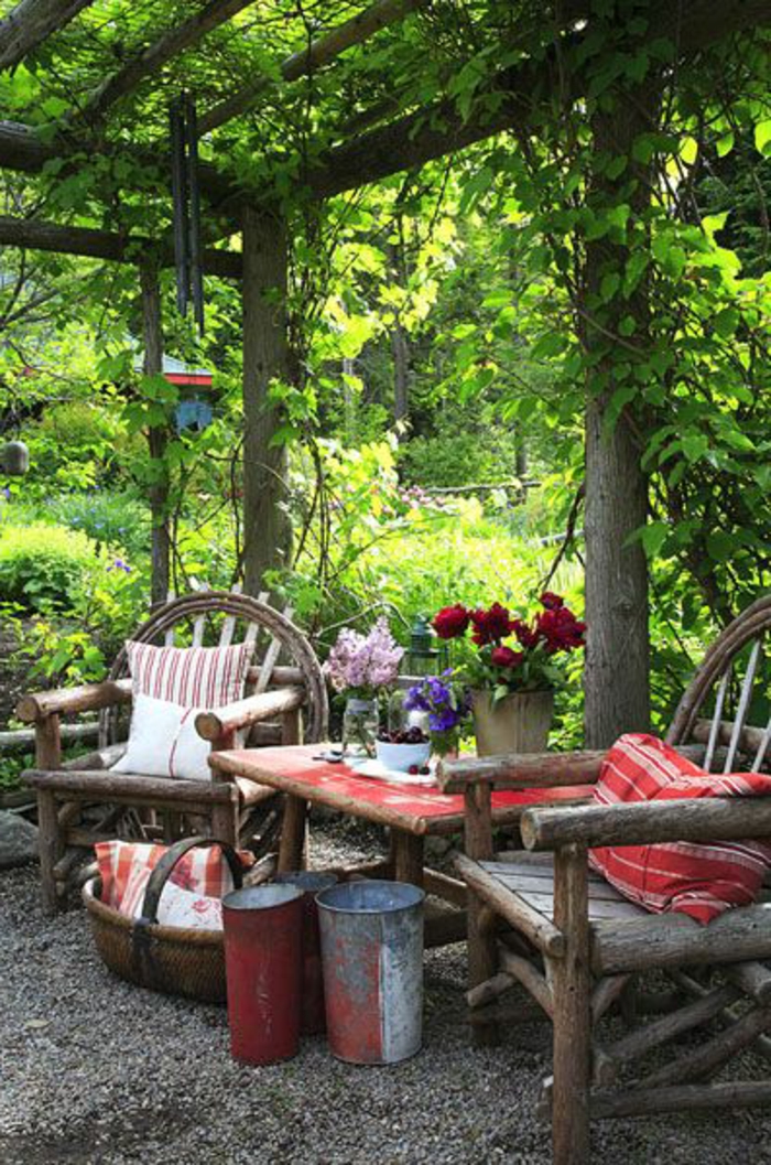 table-et-chaises-de-jardin-en-bois-fleurs-sur-la-table-de-jardin-en-bois-massif