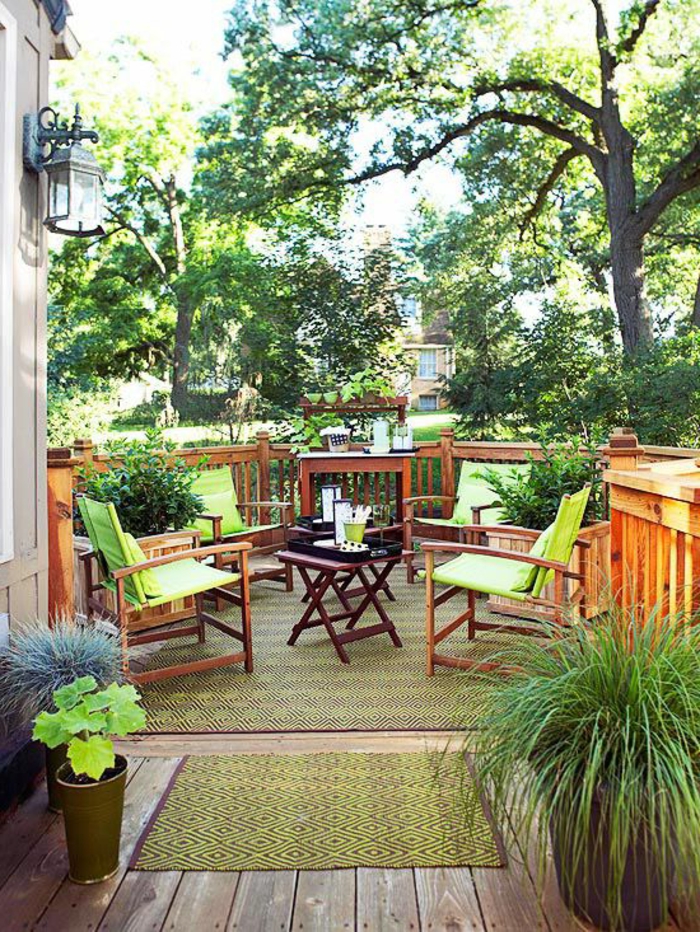 table-et-chaises-de-jardin-en-bois-massif-plante-verte-terrasse-avec-belle-vue