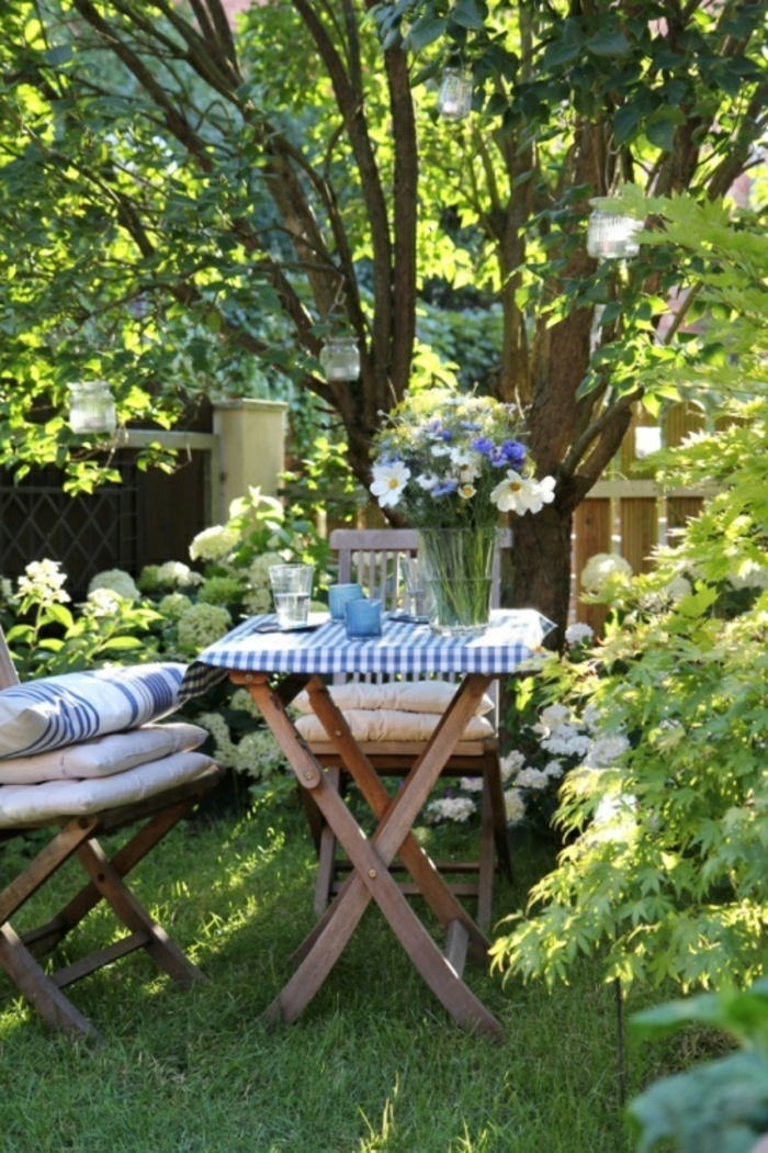 table-et-chaises-de-jardin-ensemble-table-et-chaise-de-jardin-en-bois-pelouse-verte-arbres