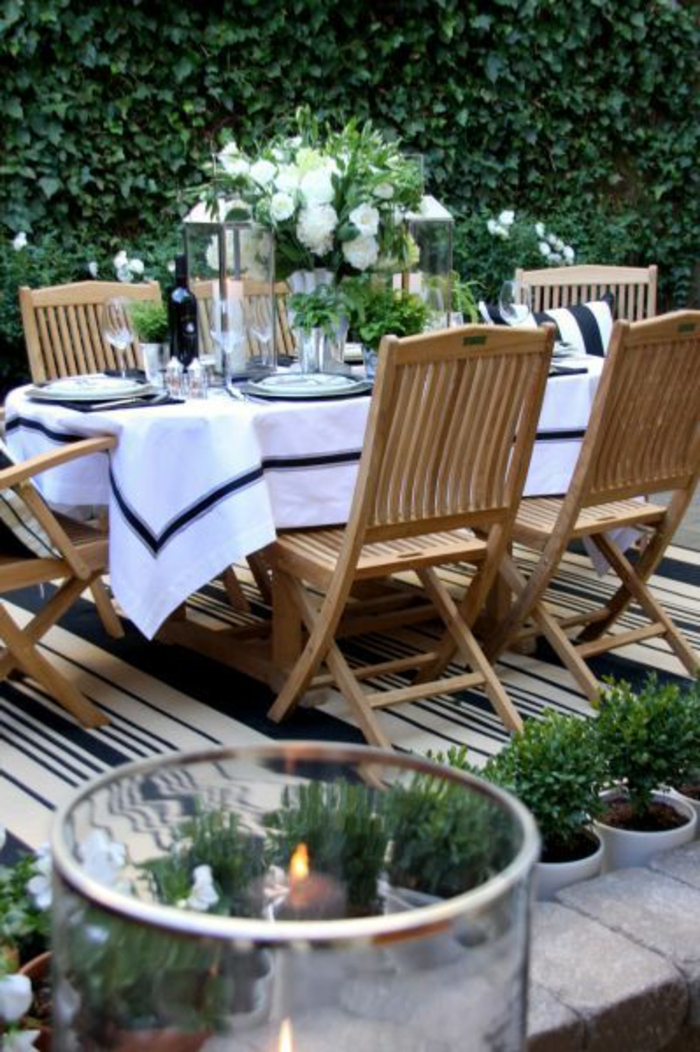 table-et-chaises-de-jardin-pas-cher-meubles-de-jardin-pas-cher-nappe-blanche-fleurs-sur-la-table-de-jardin