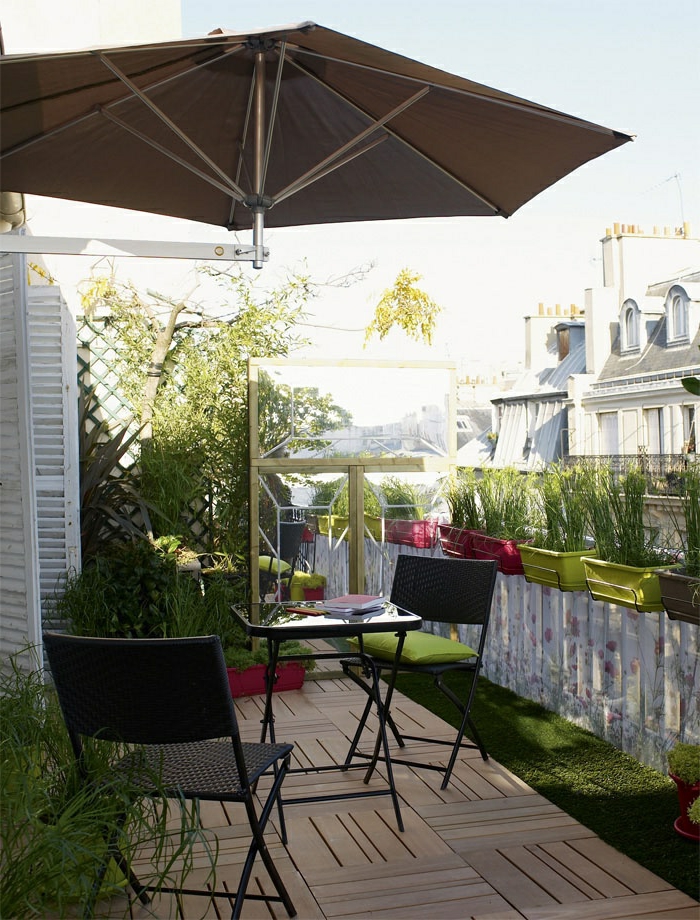 un-joli-balcon-avec-parasol-de-balcon-table-et-chaises-de-balcon-aménagement-pour-la-terrasse