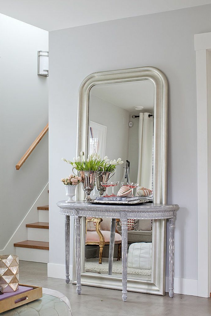1-alinea-miroir-décoratif-dans-le-couloir-avec-un-meuble-d-appoint-et-fleurs-sol-en-lino