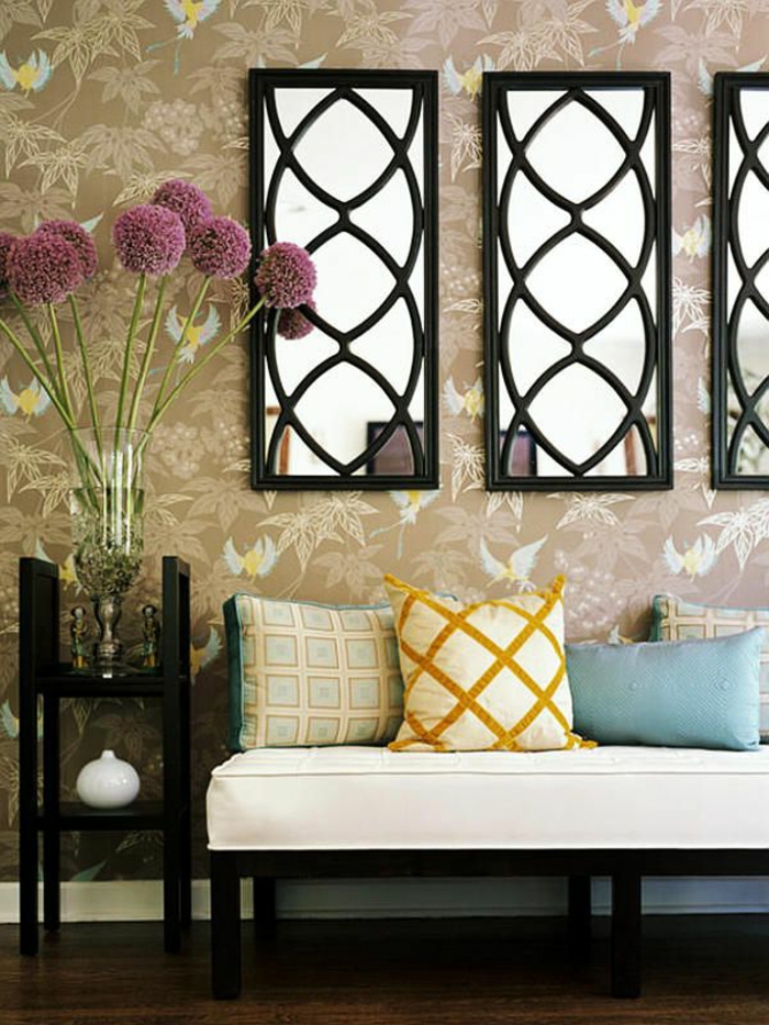 1-décoration-avec-miroirs-décoratifs-pour-les-murs-mur-beige-avec-miroir-canapé-beige