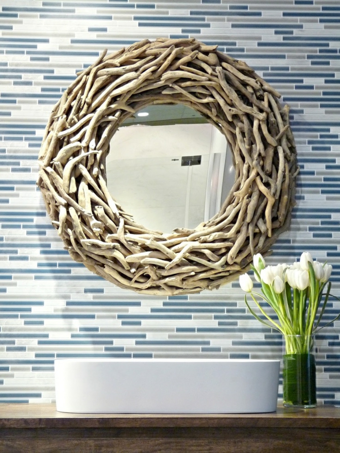 1-miroir-décoratif-miroir-rond-ikea-pour-la-salle-d-eau-carrelage-bleu-blanc-fleurs