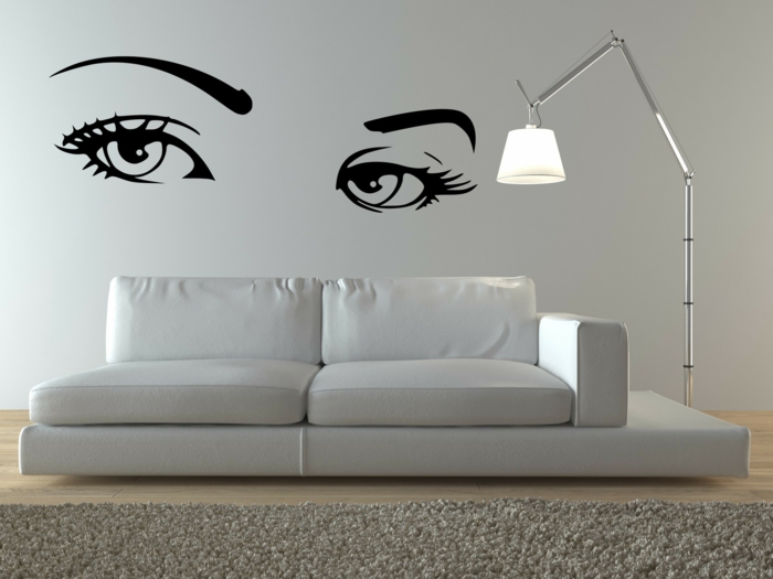 1-stickers-muraux-en-forme-de-visage-femme-canapé-gris-tapis-gris-salon-moderne